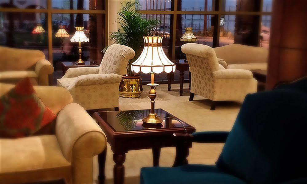 होटल Crowne Plaza Al Waha By Ihg 4*